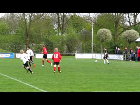 Schot op de paal van Melvin van Engelen.MOV