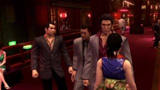 押し付けられる桐生ちゃん（Kiryu being pushed）