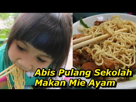 ABIS PULANG SEKOLAH , MAKAN MIE AYAM !
