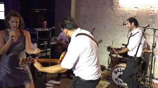 מסיבת הפתעה למעריץ מושבע של הביטלס!