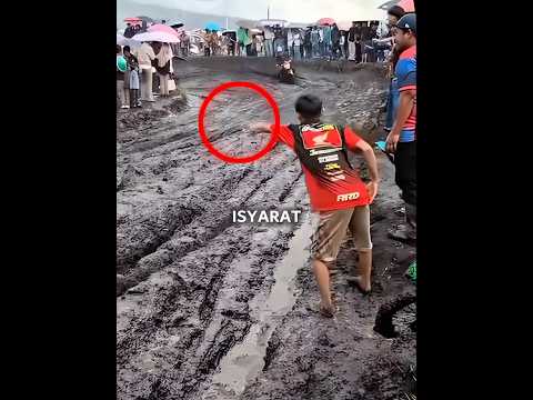 Pria Ini Memberi Kode Jalur yang Benar 🏍️ #motorvehicle #shorts
