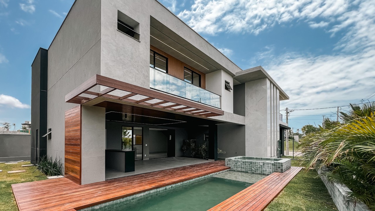 CASA MODERNA EM ESQUINA COM ELEVADOR NA CIDADE ALPHA PRA VENDA