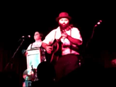 Reverend Peyton showing off his fingerstyle guitar prowess