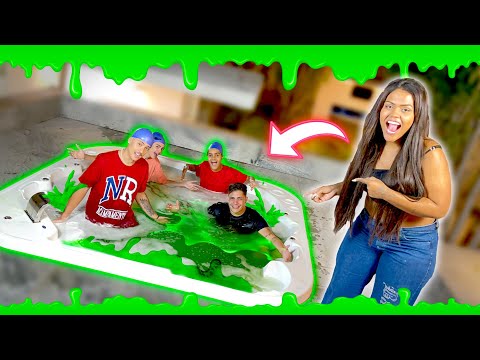 O ÚLTIMO A SAIR DA BANHEIRA SLIME GANHA !!!