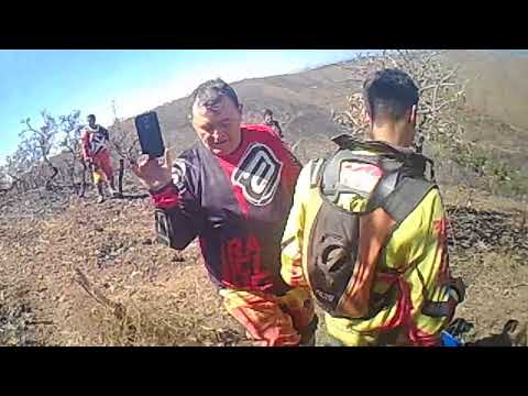 Capacete rolando morro abaixo. Morro menos 1