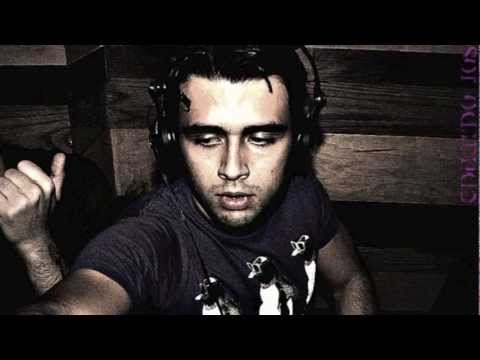 Look Into AGORa (Eduardo José Vocal Mash)