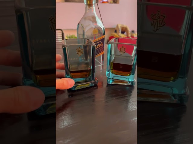 Vídeo relacionado con zwxqe Vasos de licor – Copa temática de alas de calavera gruesa, vasos de whisky góticos con diseño, vasos familiares para hombres y mujeres, cócteles bourbon, celebración de cumpleaños, hogar, bar