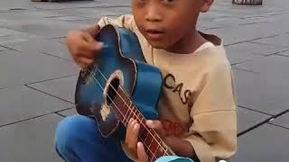 Download lagu Pengamen cilik viral, ada yang tau apa judul lagunya? mp3