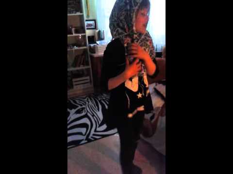 Konsdig tant som dansar