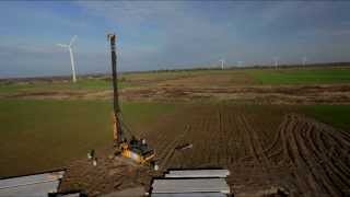 preview picture of video 'Budowa farmy wiatrowej w rejonie Darłowa. Wbijanie żelbetowych pali prefabrykowanych.'