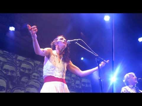 Videoclip de De Noite Na Cama (Ao Vivo) — Marisa Monte
