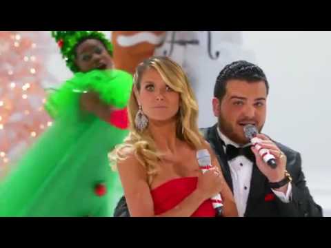 ☞ Heidi Klum Sings Santa Baby With Sal Valentinetti