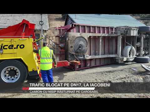Trafic blocat pe DN 17, la Iacobeni. Camion cu nisip răsturnat pe carosabil