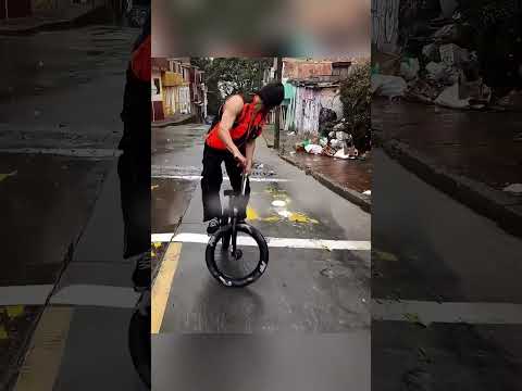 🚲 بدون فرامل... كيف نجا من طريق الموت؟