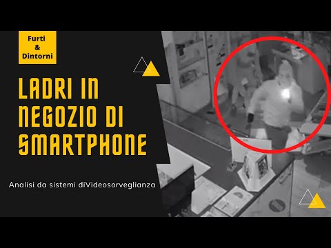 Ladri in un negozio di cellulari . furti in diretta di smartphone