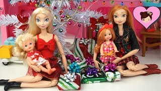 Frozen Toddler Elsa &amp; Anna Christmas Morning Opening Gifts in Barbie Dollhouse