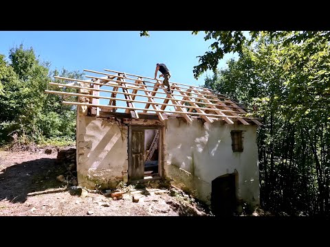 Enquadrando o telhado sozinho! Casa de pedra OFF-GRID na floresta, ep.02.