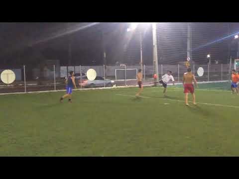 César (quase um golaço de calcanhar-1)