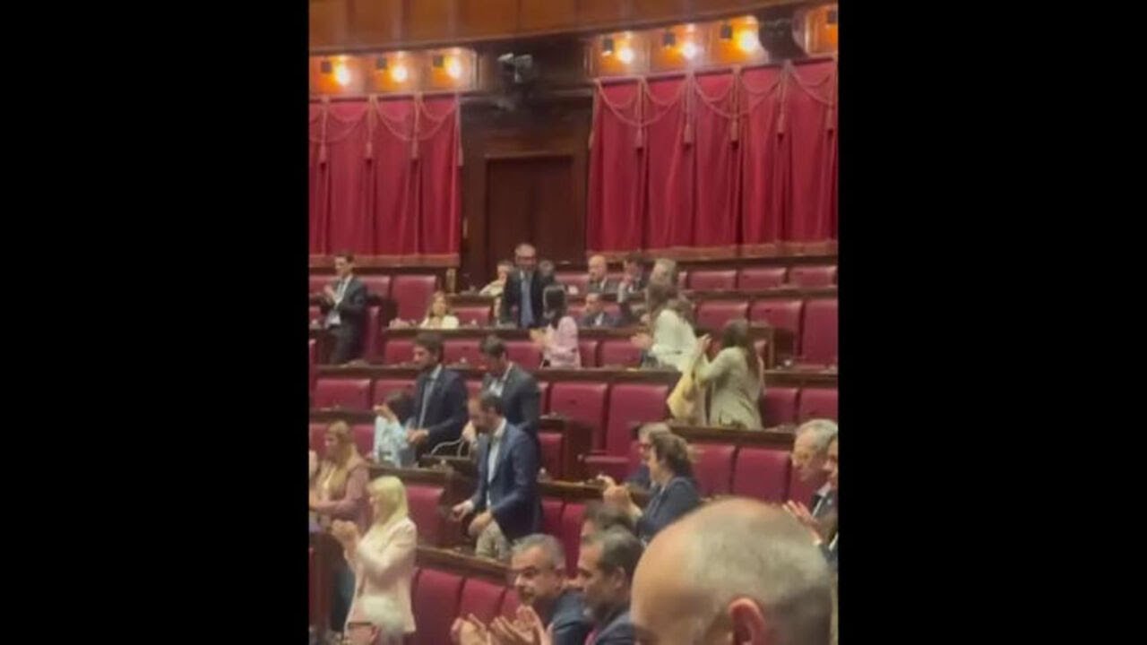 Ovazione a Meloni che replica sulle ginocchiere, ma i vannacciani e il centrosinistra non applaudono