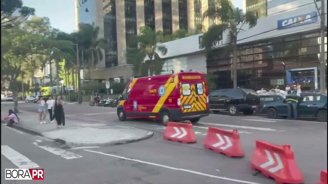 DJ MORRE AO CAIR DE TRIO ELÉTRICO DURANTE FESTA DA DIVERSIDADE EM CURITIBA - BORA PR 16/11/2022