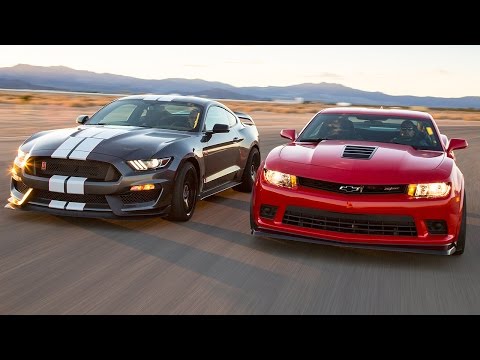 En esta esquina, de 526 HP y 429 lb-pie de torque, el Mustang Shelby GT 350R; y en esta otra, con 505 HP y 481 lb-pie, el Camaro Z28.
 
S...