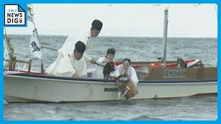 「夫婦岩」の沖合で海中のご神体の岩から神職がアマモを刈り取る「藻刈神事」 三重・伊勢市の二見興玉神社