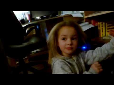 Íris Lilja spilar og syngur Ó María.