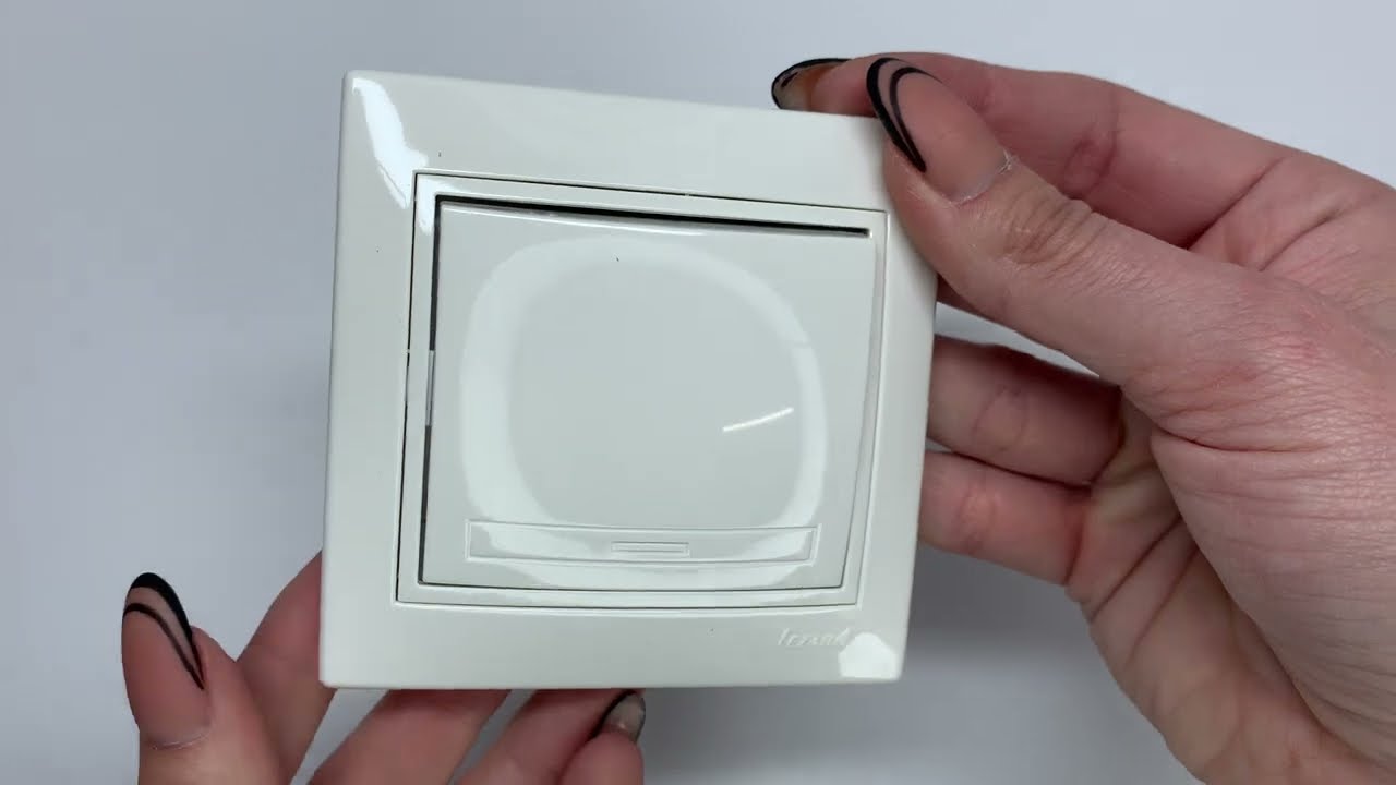 Выключатель одноклавишный с белой вставкой LEZARD Mira белый 701-0202-100