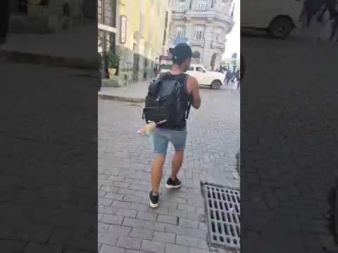 Esto sucedió en mi paseo por Calle OBISPO, en la #habanavieja 