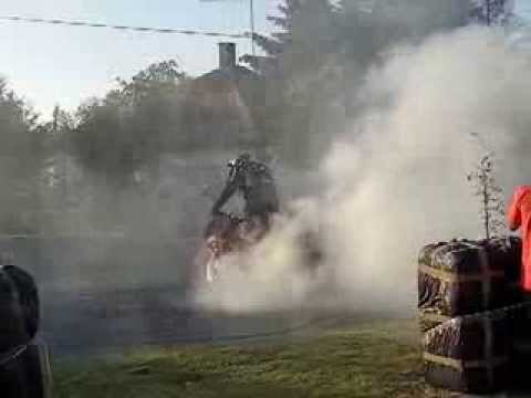 Gumifüst nappal szemben!