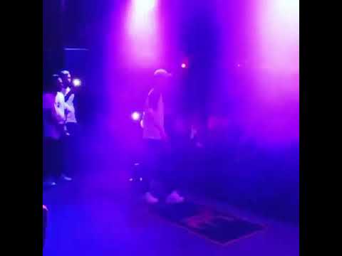 Mc 3l-Cantando Acabou a Água Toma Banho de Leite em show