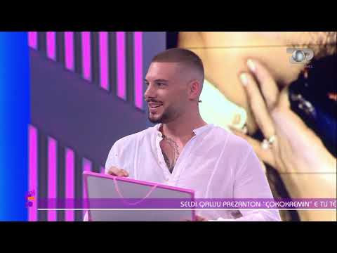 Seldi kokë e këmbë në dashuri, i këndon live të dashurës