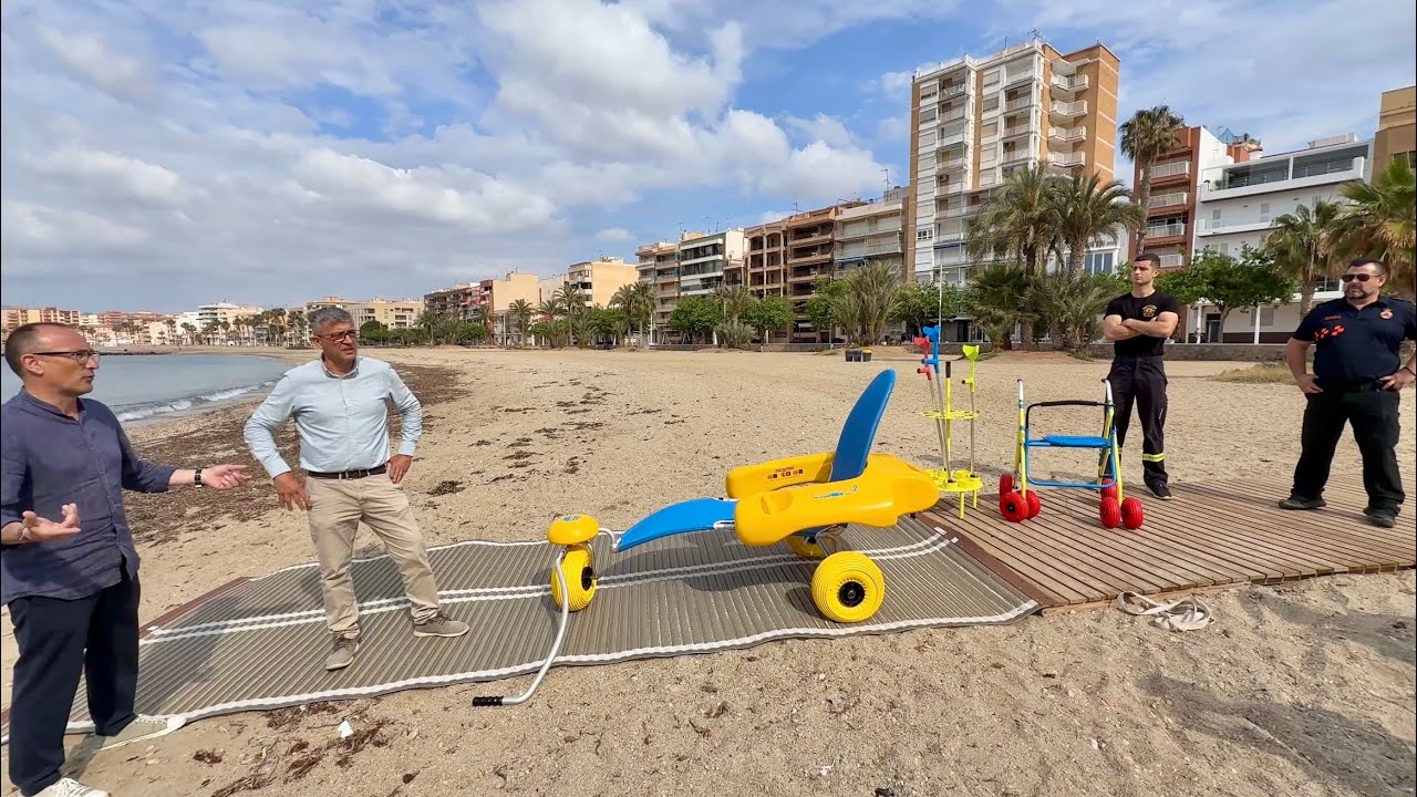 El Ayuntamiento de Águilas presenta nuevos equipamientos para que personas con movilidad reducida puedan disfrutar del baño este verano