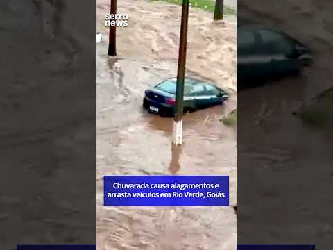 Chuvarada causa alagamentos e arrasta veículos em Rio Verde, Goiás