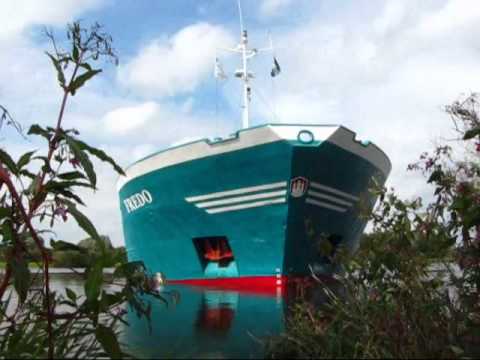 Vorbeifahrt und wende Kümo M/S Fredo IMO: 8504208 in Oldenburg auf der Hunte