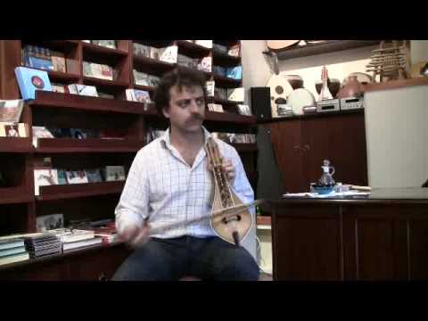 Ο Αλέξανδρος Παπαδάκης παίζει λύρα - Aleksandros Papadakis plays lyra
