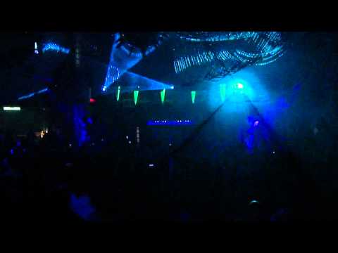 Gareth Emery playing a mash-up between 'Sweet Dreams' and 'Rolling in the Deep'