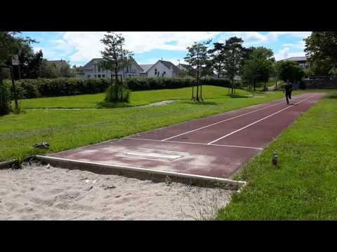 Salto an der ERS Erweiter Realschule am Waldwies in Überherrn Schönes Wetter