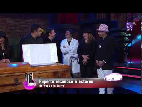 Mcc Ruperto interrumpe un funeral - junto elenco de "Papa a la Deriva"