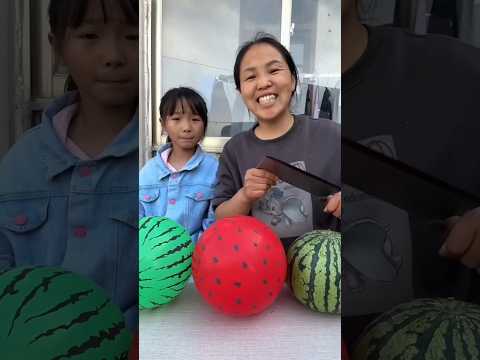 Jessica&rsquo;s Funny Watermelon Trick with Mom! 🍉🎈 😂🔪#shorts