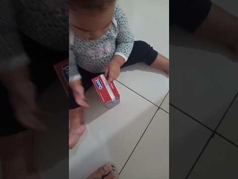 Maria Fernanda tomando leite de caixinha #shorts