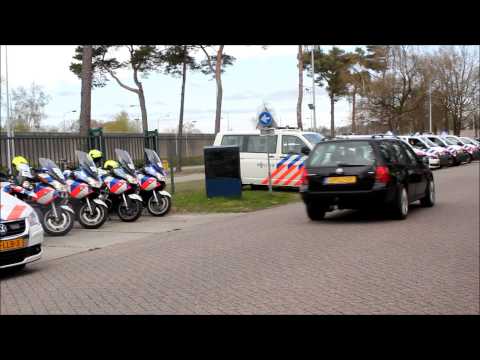 Politiesirenes klinken vijf minuten lang voor betere CAO in Vught (17-04-2015)