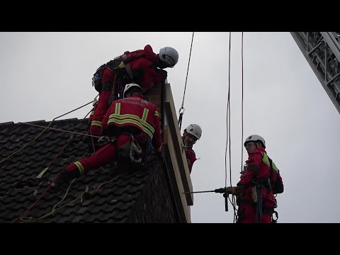 Kaminteil stürzt auf Auto - Höhenretter müssen Kamin abtragen in Düsseldorf am 02.08.23 + O-Ton