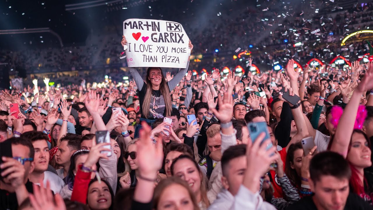 Martin Garrix plays 
