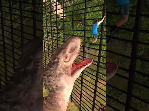 Turista se desliza dentro de la jaula de Jurassic Park | Dinosaurios hambrientos muerden al hombre