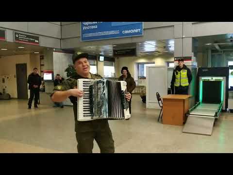 Музыкант Павел Егоров спел свои песни на тюменском вокзале
