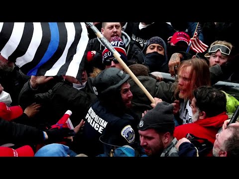 美國國會大廈發生 "叛亂 "催淚瓦斯和暴力事件。 (Tear gas, violence in 'insurrection' at U.S. Capitol)