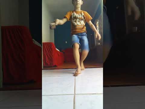 encinando dar mortal de frente com as mãos.😏😃