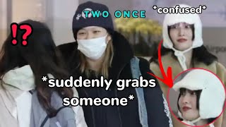 Download lagu Momo's reaction when Jeongyeon suddenly talked to *stranger* at the airport 😂 mp3