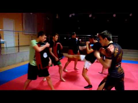 Trening AW; Obrona przed obaleniem, kontra kopnięciem